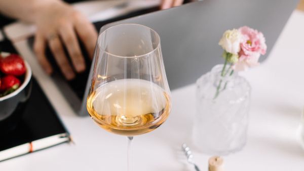 Винный онлайн-курс от «Энотрии» к 8 Марта