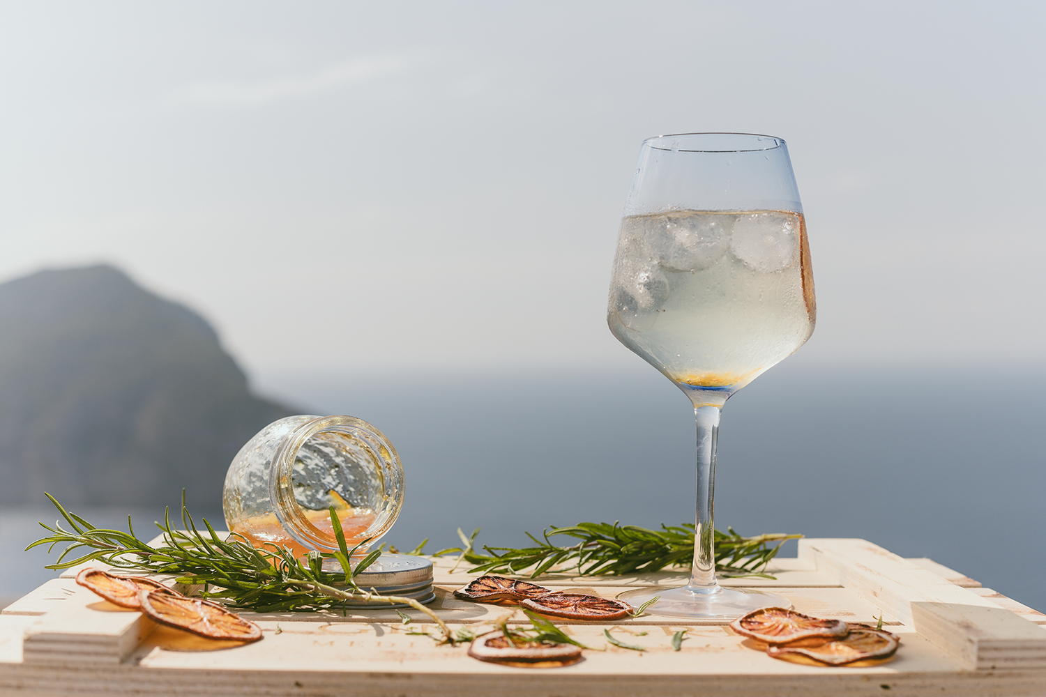 Джин Gin Mare, 0.05л, (127367), Испания, 0.05 л, Джин Маре, цена 640 рублей