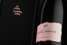 Розовое игристое вино и шампанское Fleur de Miraval Rose Extra Brut в подарочной упаковке