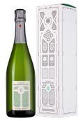 Белое игристое вино и шампанское Extra Brut в подарочной упаковке