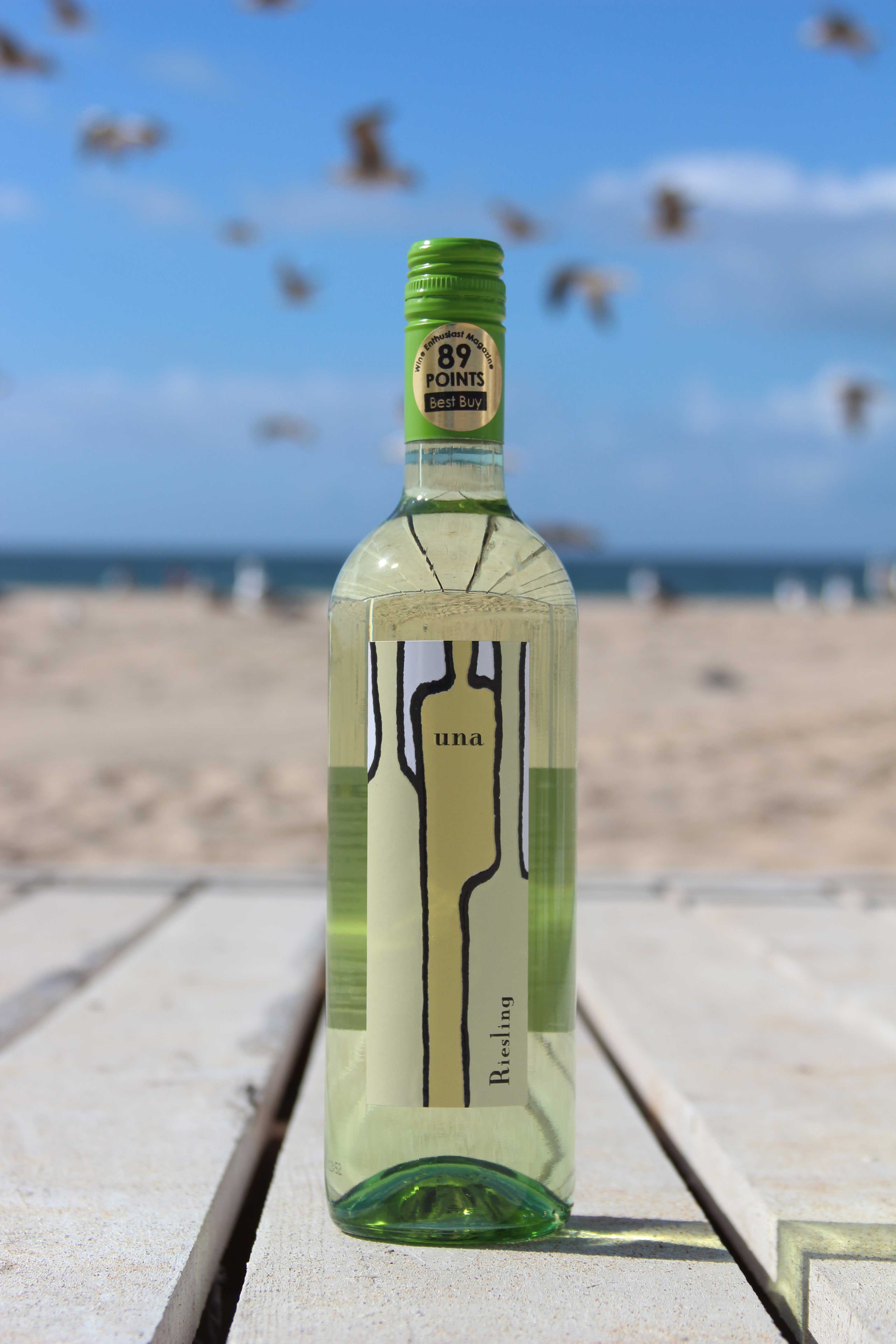 Вино UNA Riesling, Vereinigte Winzer Neusiedler, 2020, (136720), Австрия, Бургенланд, белое, полусухое, 0.75 л, УНА Рислинг, цена 2490 рублей