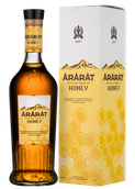 Крепкие напитки Арарат со вкусом мёда в подарочной упаковке