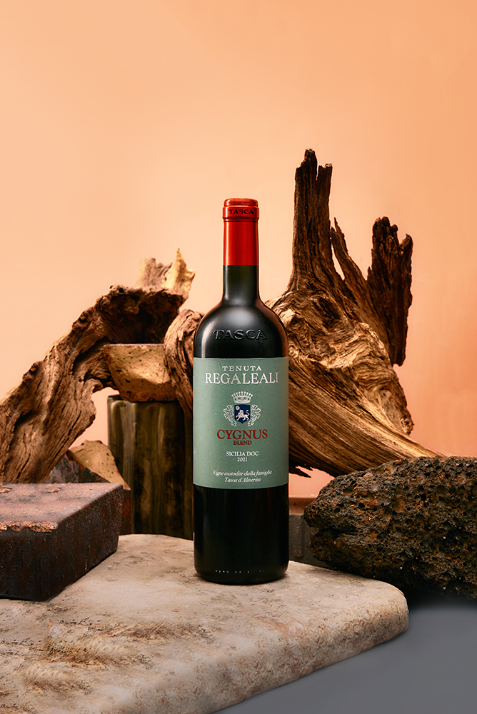 Вино Tenuta Regaleali Cygnus, Tasca d'Almerita, 2021, (154574), Италия, Сицилия, красное, сухое, 0.75 л, Тенута Регалеали Чинюс, цена 4990 рублей