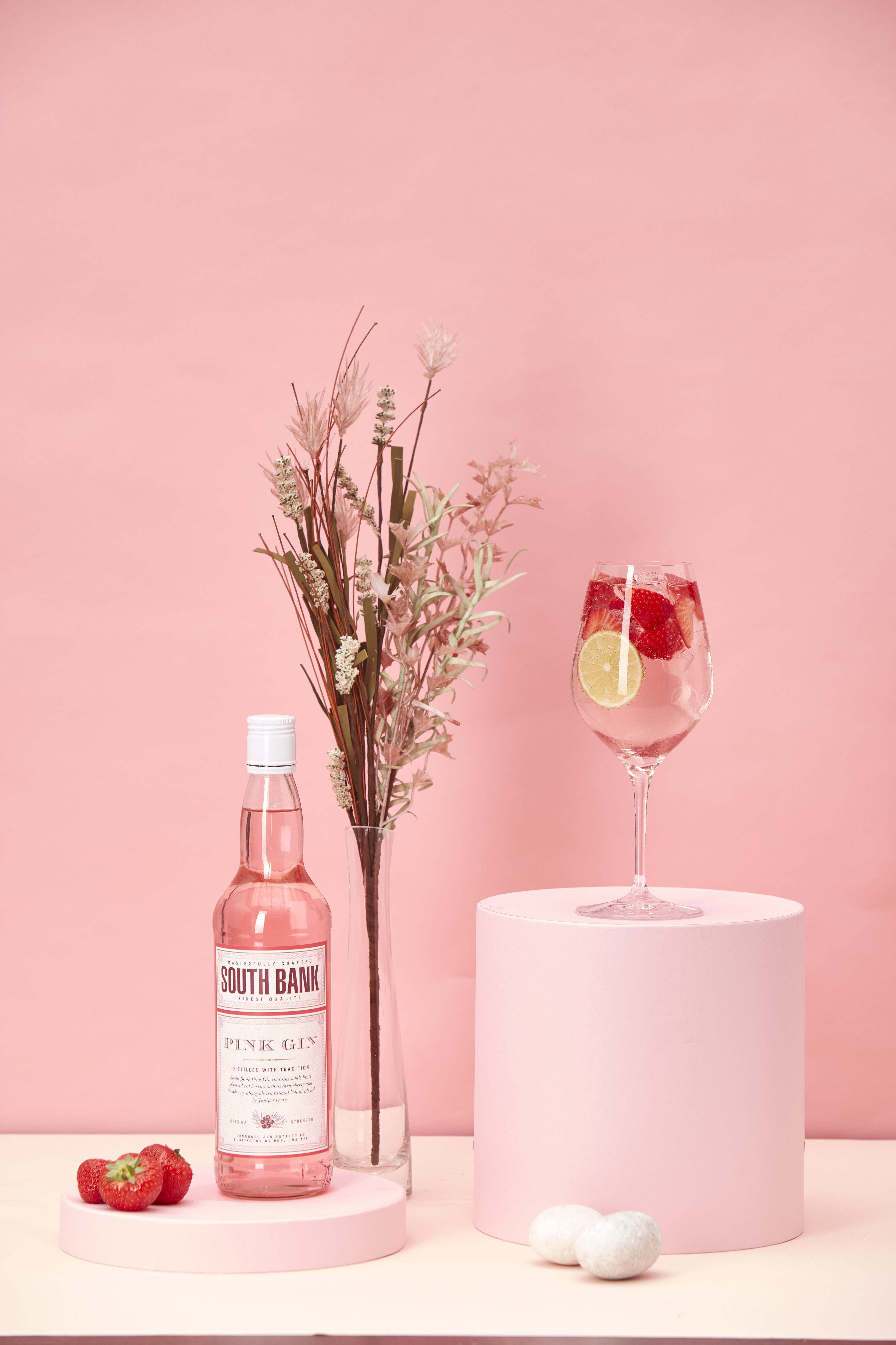 Джин South Bank Pink Gin, (149843), Соединенное Королевство, 0.7 л, Саут Бэнк Пинк Джин, цена 1953 рублей