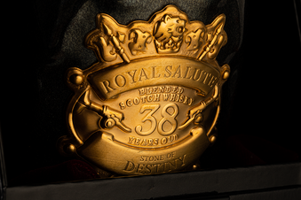 Виски Chivas Royal Salute Stone of Destiny 38 Years Old, (126137), gift box в подарочной упаковке, Купажированный, Соединенное Королевство, 0.5 л, Роял Салют Стоун оф Дестини 38 Лет цена 192670 рублей