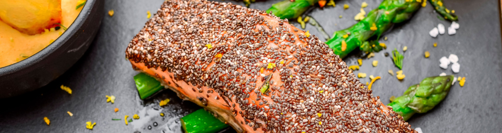 Обжаренный лосось с корочкой из семян чиа